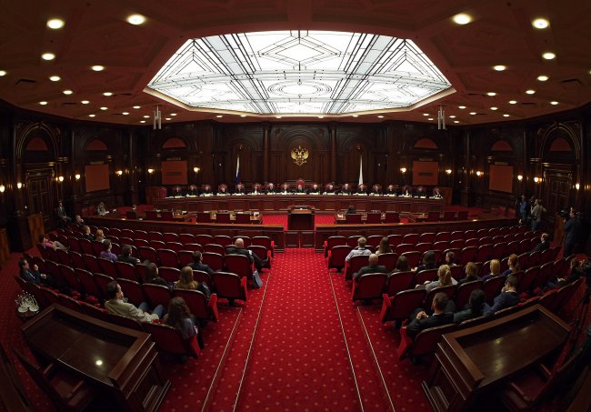 Отказы судов применять позиции КС препятствуют обеспечению верховенства Конституции РФ
